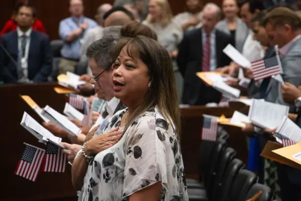 New citizens sing the Star-Spangled Banner during an Aug. 18, 2026, naturalization ceremony in Chicago. (Capitol News Illinois photo by Maggie Dougherty)