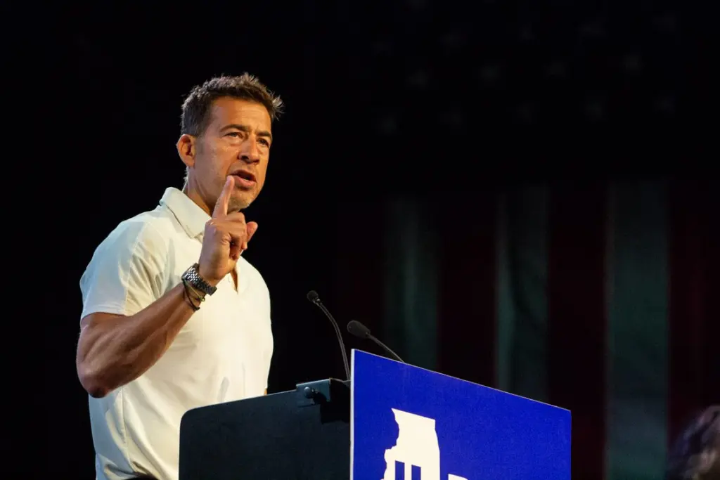 Secretary of State Alexi Giannoulias speaks at the Illinois Democratic County Chairs’ Association annual breakfast in Springfield on Aug. 19, 2026. (Capitol News Illinois photo by Jerry Nowicki)