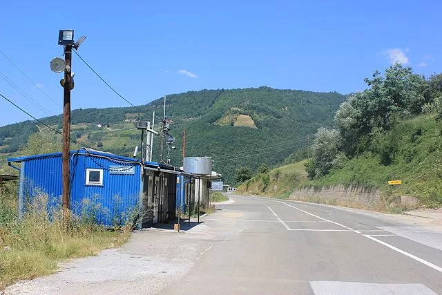 Kosovo-Serbia Border Verlassene Kontrollstation an der Grenze zwischen Serbien und Kosovo bei Brnjak (serbische Seite). Julian Nyča Creative Commons Attribution-Share Alike 3.0