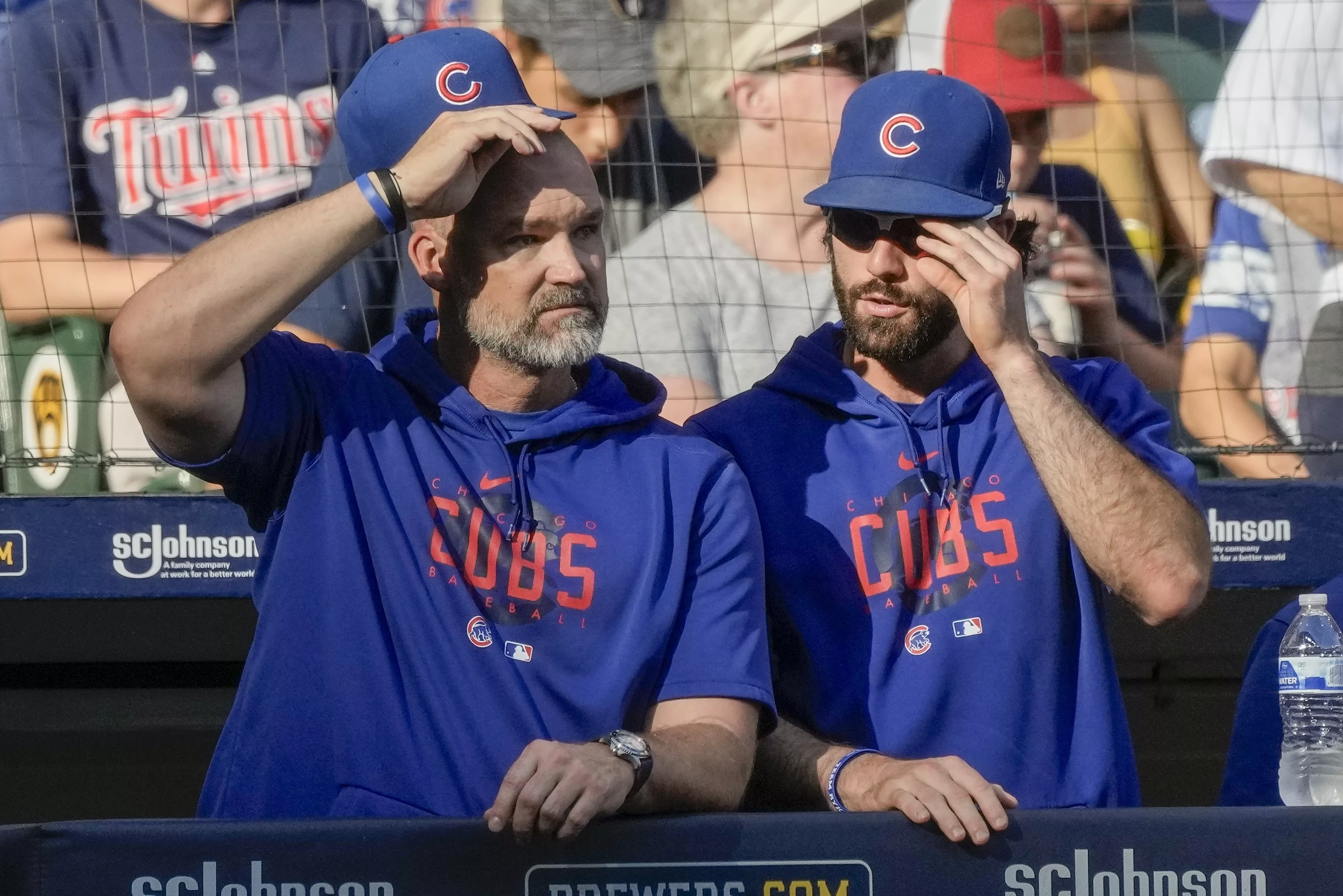 Chicago Cubs manager David Ross talks to Dansby Swanson during the seventh inning of a baseball game against the Milwaukee Brewers Sunday, Oct. 1, 2023, in Milwaukee. (AP Photo/Morry Gash)