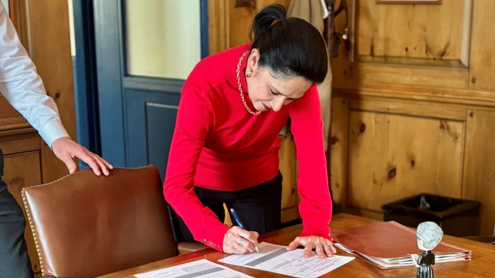 IL Comptroller Susana Mendoza signing paperwork at State Archives