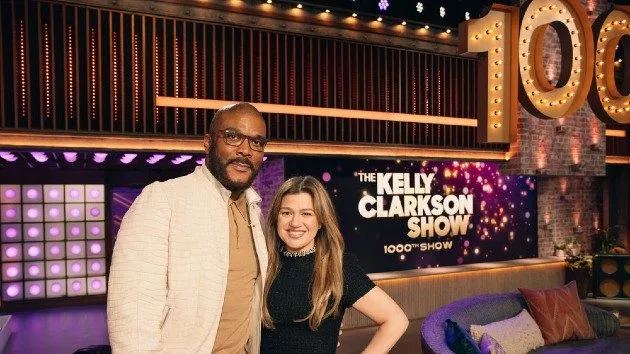 m_kellyclarksontylerperry1000show_03202560839