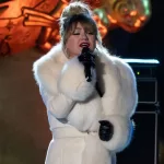 Kelly Clarkson shares the original holiday song ‘You For Christmas’