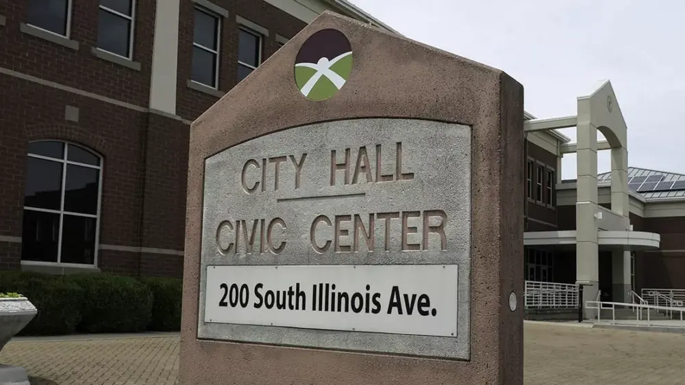 carbondale-cityhall-202040618-cropped-jpg-2