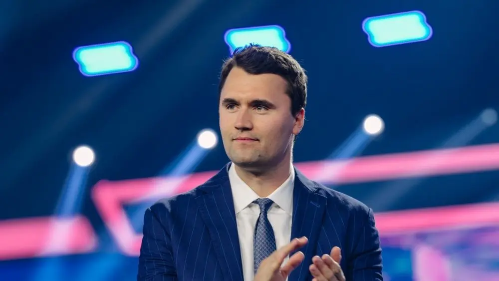 Charlie Kirk clapping hosting his 'Charlie Kirk Show'. Los angels^ United states . — SEPTEMBER 11^ 2025