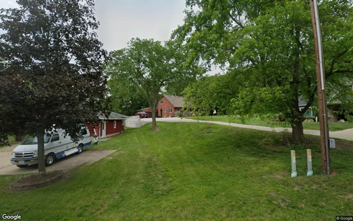 The single-family residence located at 806 Bratton Avenue in Marseilles was sold on Feb. 17, for $264,000, or $190 per square foot.The home, built in 1975, has an interior space of 1,390 square feet. This is a two-story house. The property is situated on a lot spanning 0.6 acres.Other homes in Marseilles have recently been purchased nearby:· A 1,938-square-foot single-family residence at 180 Walnut Street, Unit 182, sold in February 2025, for $220,000, a price per square foot of $114.· In September 2025, a 1,782-square-foot single-family residence at 107 Woodview Lane sold for $175,000, a price per square foot of $98.· At 974 Fillebrowne Street, in April 2025, a 2,102-square-foot single-family residence was sold for $280,000, a price per square foot of $133.