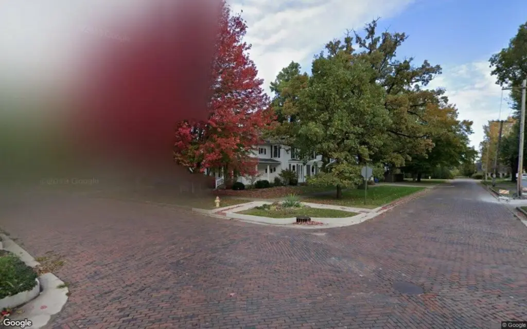 The single-family residence located at 540 Pearl Street in Ottawa was sold on April 6, for $465,000, or $141 per square foot.The house, built in 1900, has an interior space of 3,303 square feet. This is a two-story house. Inside, there is a fireplace. The property is situated on a lot spanning 8,276 square feet.Other homes in Ottawa have recently changed hands nearby:· A 1,969-square-foot single-family residence at 626 Congress Street, sold in May 2025, for $260,000, a price per square foot of $132.· In May 2025, a 3,440-square-foot single-family residence at 631 Pearl Street sold for $525,000, a price per square foot of $153.· At 326 Congress Street, in February, a 2,830-square-foot single-family residence was sold for $256,000, a price per square foot of $90.
