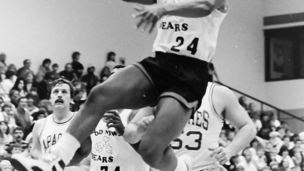 Just weeks after winning Super Bowl XX, members of the Chicago Bears brought their talents to the hardwood in the Illinois Valley.
On February 20, 1986, IVCC hosted the “Good News Bears,” a charity basketball team made up of Chicago Bears players for a United Way fundraiser