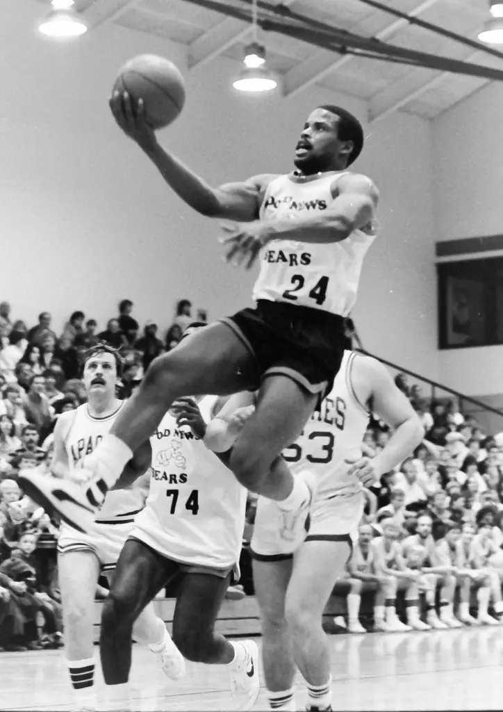 Just weeks after winning Super Bowl XX, members of the Chicago Bears brought their talents to the hardwood in the Illinois Valley.
On February 20, 1986, IVCC hosted the “Good News Bears,” a charity basketball team made up of Chicago Bears players for a United Way fundraiser