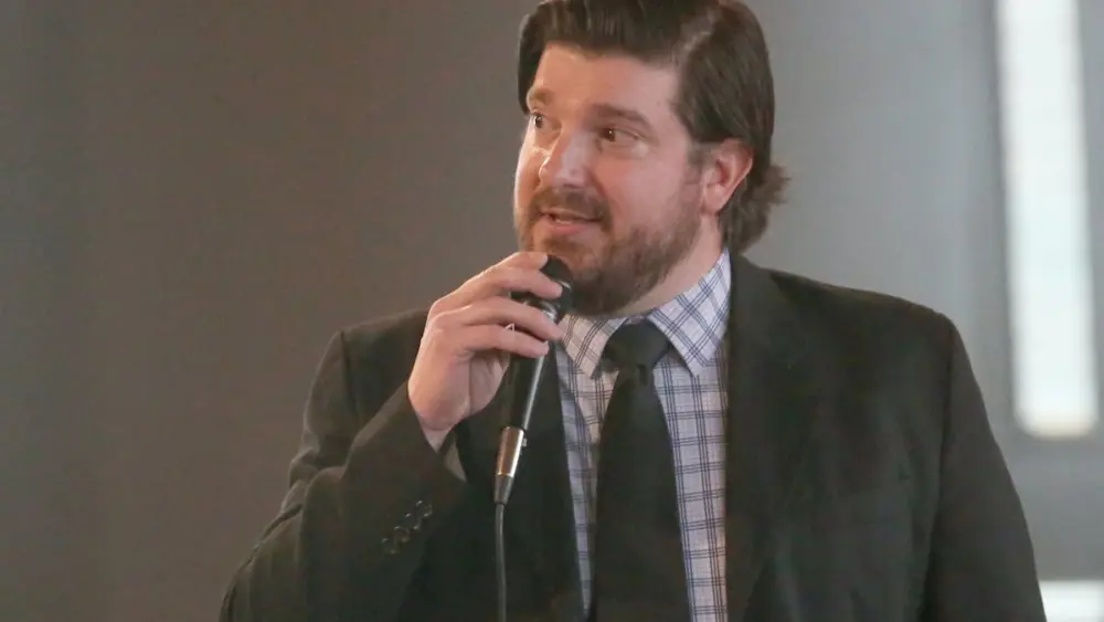 Bill Zens announced Monday he is stepping down as executive director of the Illinois Valley Area Chamber of Commerce.