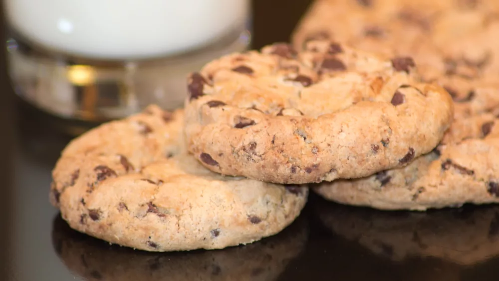 milk-and-chocolate-chip-cookies-2