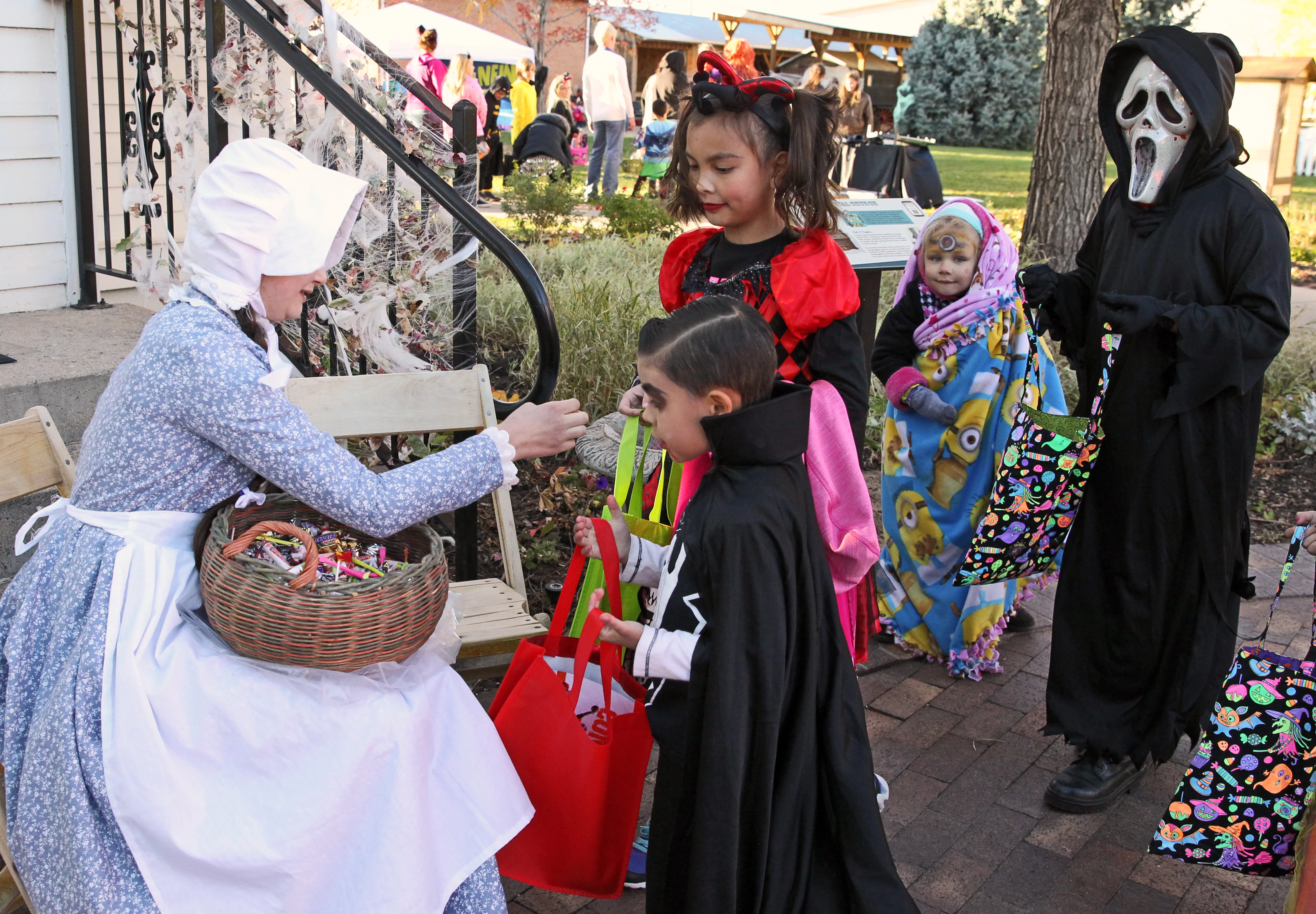 howl-o-ween-trick-or-treat