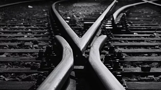 gettyrf_83022_traintracksbw20281129231169