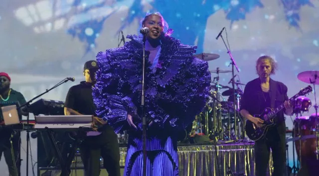 e_laurynhillessencefest_070223_0197806