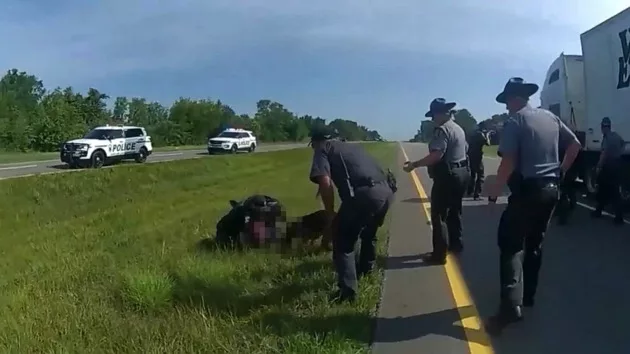 trucker-attacked-03-ht-jef-230723_1690141011327_hpmain_16x9_992988146