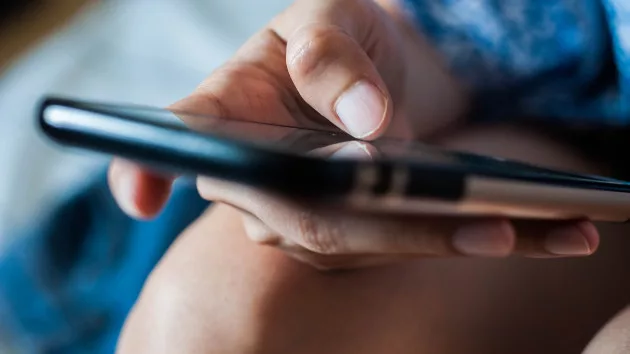 gettyrf_9822_usingsmartphone28129424763