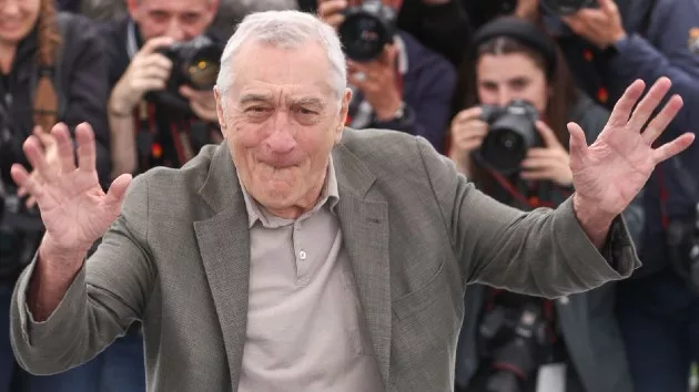 getty_deniro_waving_012620247685