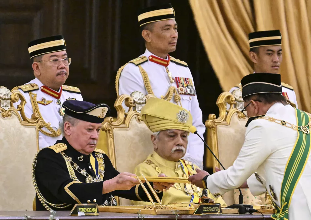 亿万富翁苏丹易卜拉欣宣誓就任马来西亚轮值君主制第17任国王