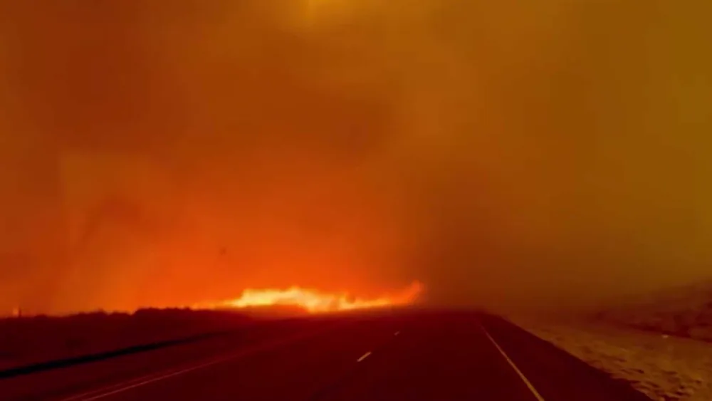 Monster Texas wildfires engulf homes, displace people