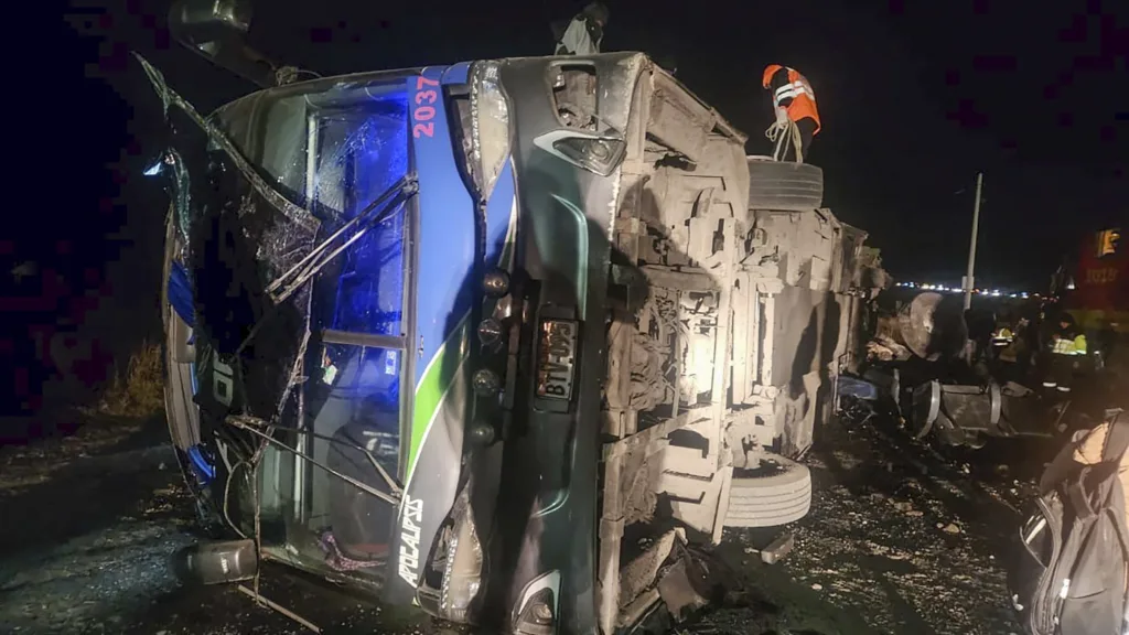 Peru_Bus_Train_Crash_83333.jpg