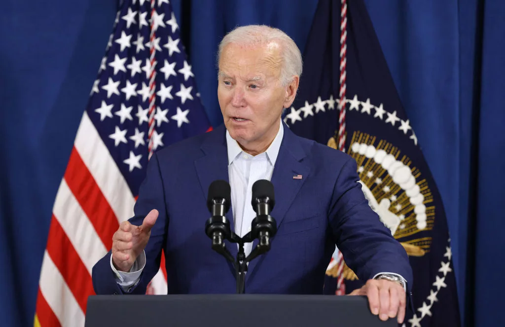 TOPSHOT-US-POLITICS-BIDEN-TRUMP-SHOOTING-VOTE