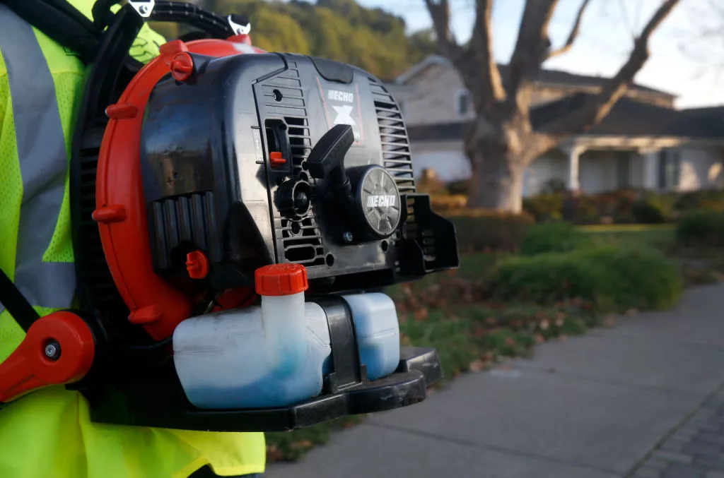 gas powered leaf blower