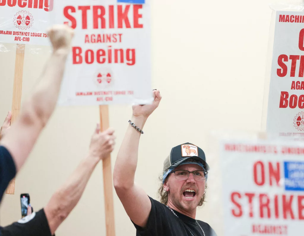 news_boeingstrike_102424300386