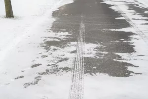 MARYLANDERS MAY SEE LESS SALT ON ROADS - IMAGE OF SALT ON ROADS FOR SNOW REMOVAL