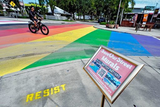 サンクトペテルブルク、デサンティスが壁画を消去したことを受け、LGBTQ+と黒人コミュニティのための旗の投票を延期