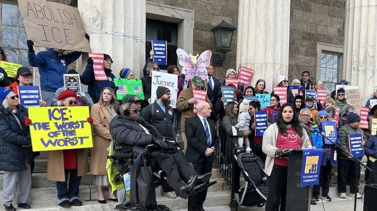 Bills would expand immigrant outreach, restrict immigration enforcement actions