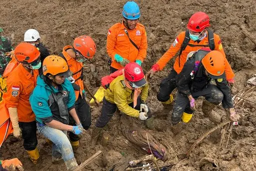 印尼西爪哇山体滑坡死亡人数升至26人，强降雨下搜救与转移同步进行