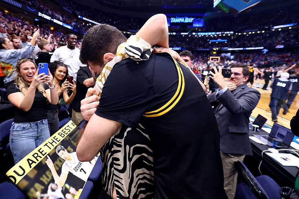 VIDEO: Iowa’s Alvaro Folgueiras embraces mom after hitting game-winning 3