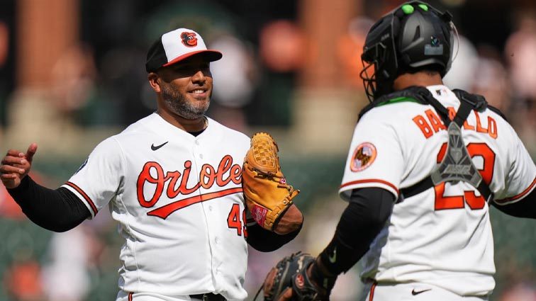 First game-ending robot umpire call gives Suárez save as Orioles top Rangers 8-3