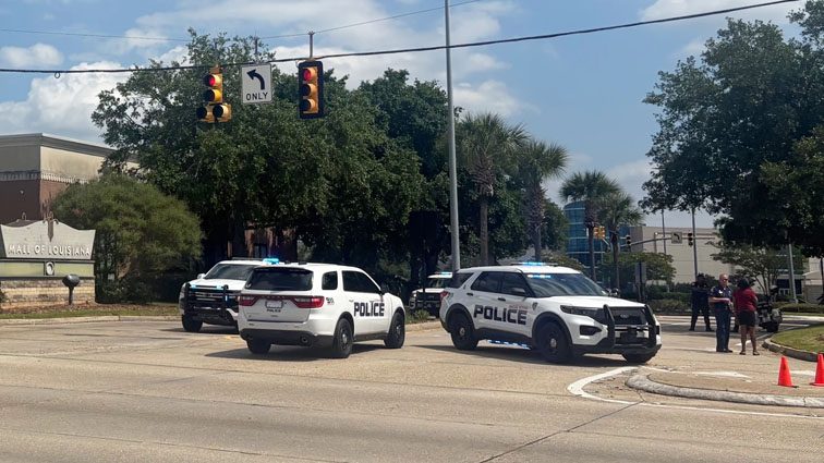Police say 10 hurt, suspects fled after two groups shoot at each inside Louisiana mall