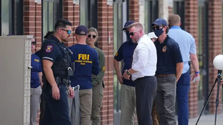 Police: 2 killed and 3 injured in shootings near shopping mall north of ...