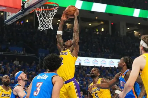 Lakers forward Vanderbilt suffers 'gruesome' injury to right pinkie ...