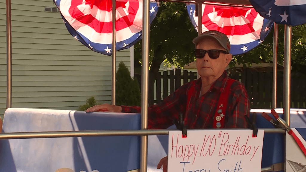 100-year-old Navy veteran celebrated as hometown hero in parade for America's 25...