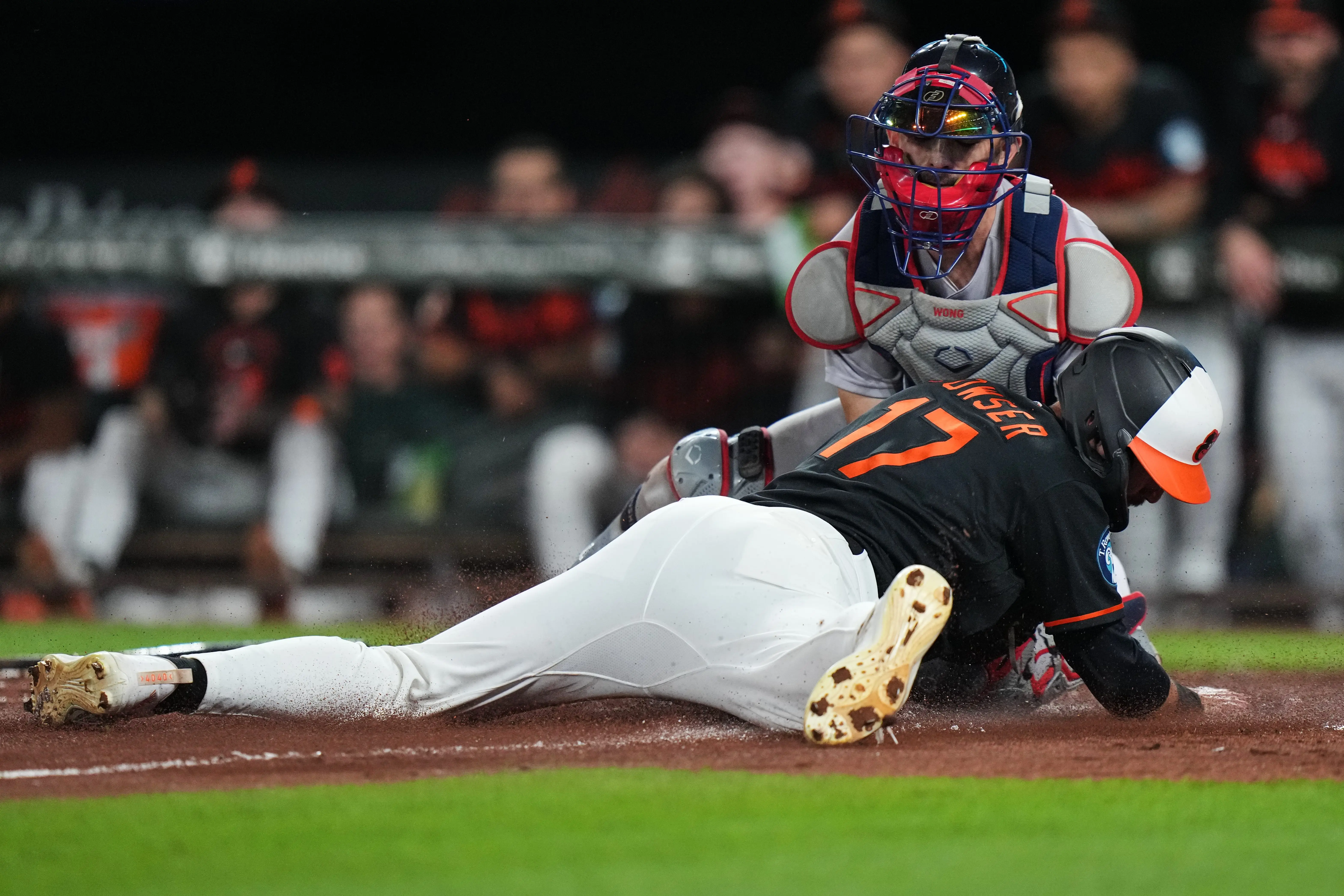 Gray throws 7 strong inning in majors-leading 17th win, Red Sox