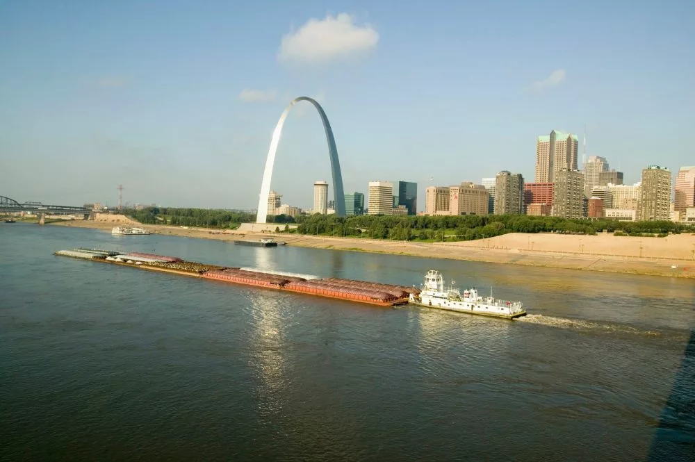 miss-river-barge1-e1676596208326.webp