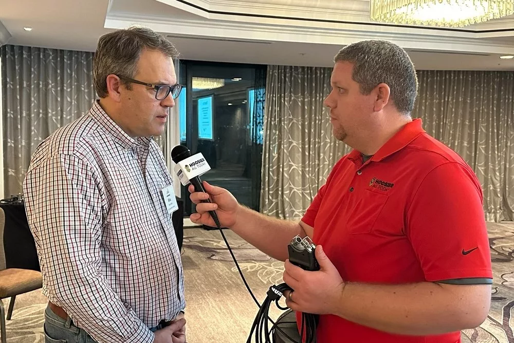 Mike Steenhoek, Soy Transportation Coalition, talks with Eric Pfeiffer.