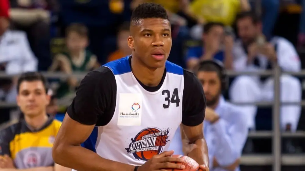 Milwaukee Bucks Giannis Antetokounmpo to miss 2-4 weeks with calf strain