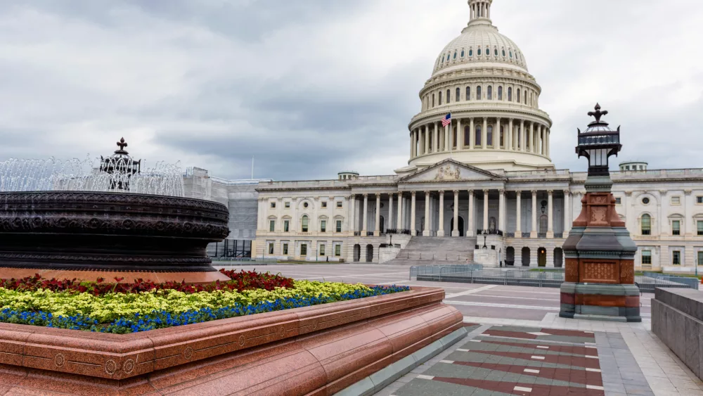 us-congress-dome-with-water-fountain-splashing-image