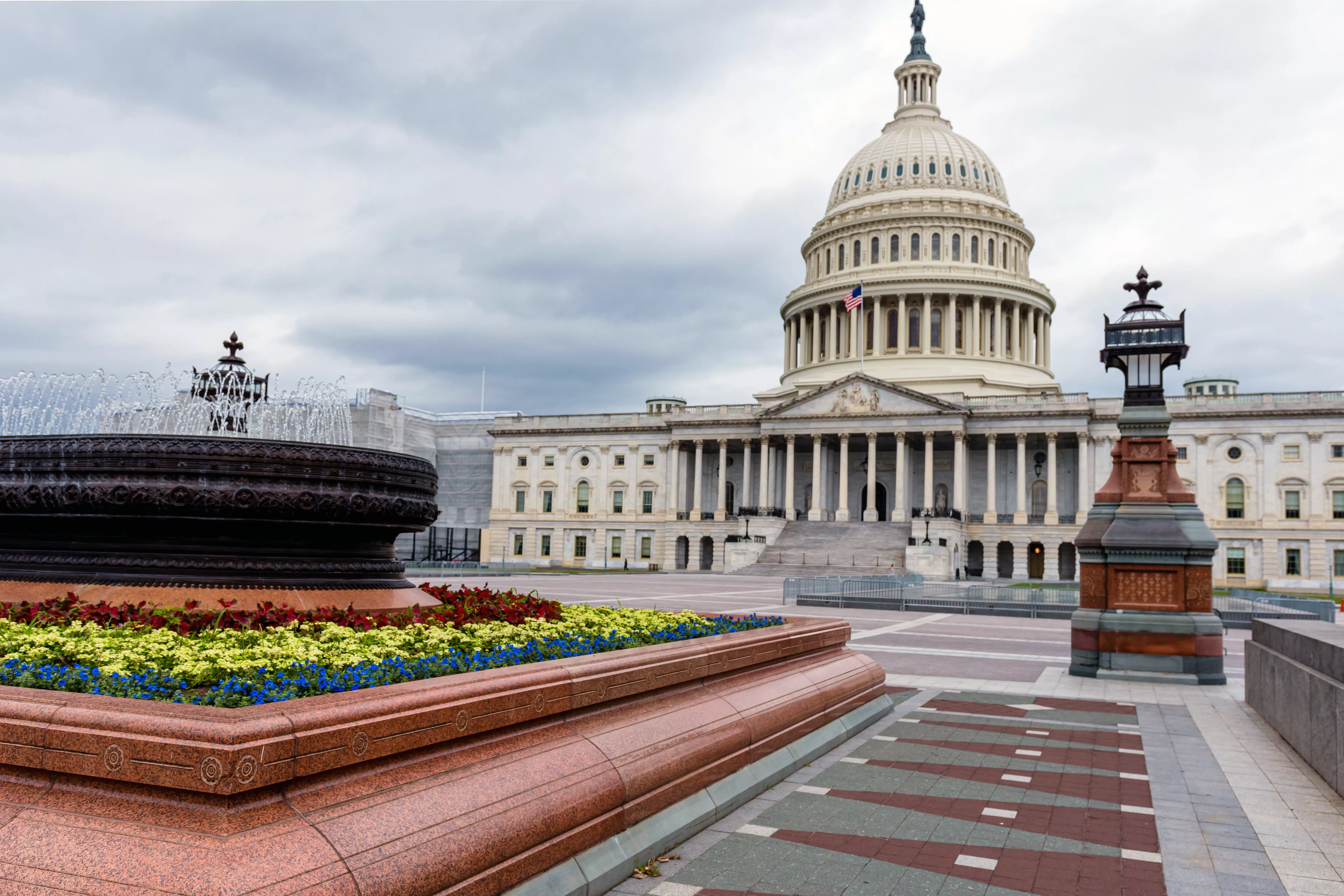 us-congress-dome-with-water-fountain-splashing-image