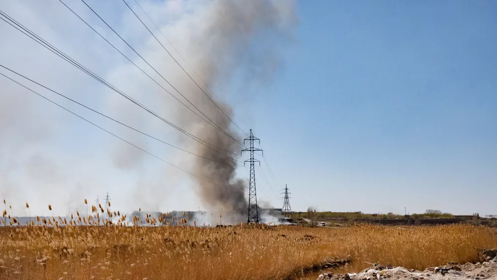 ignition-of-dry-grass-and-reeds-near-residential-buildings