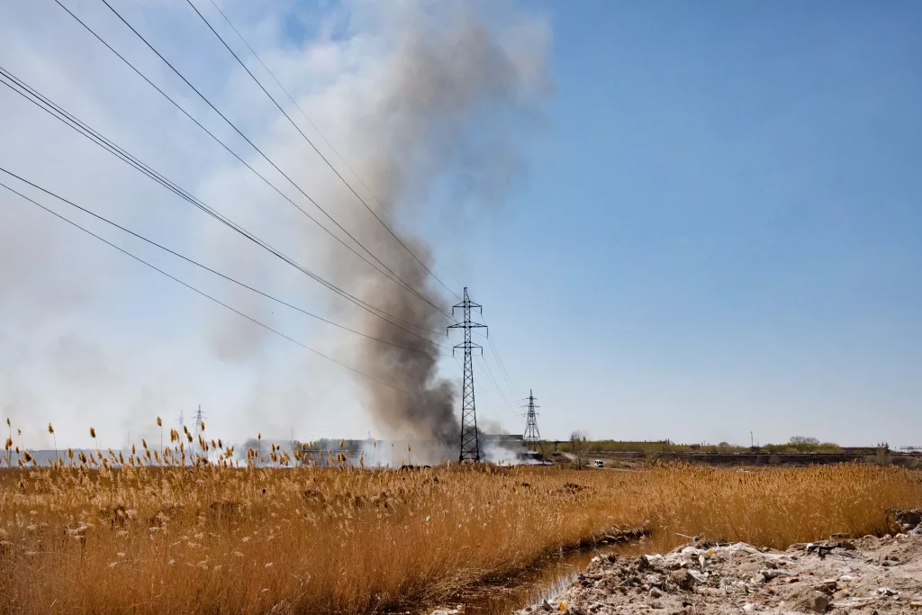 ignition-of-dry-grass-and-reeds-near-residential-buildings