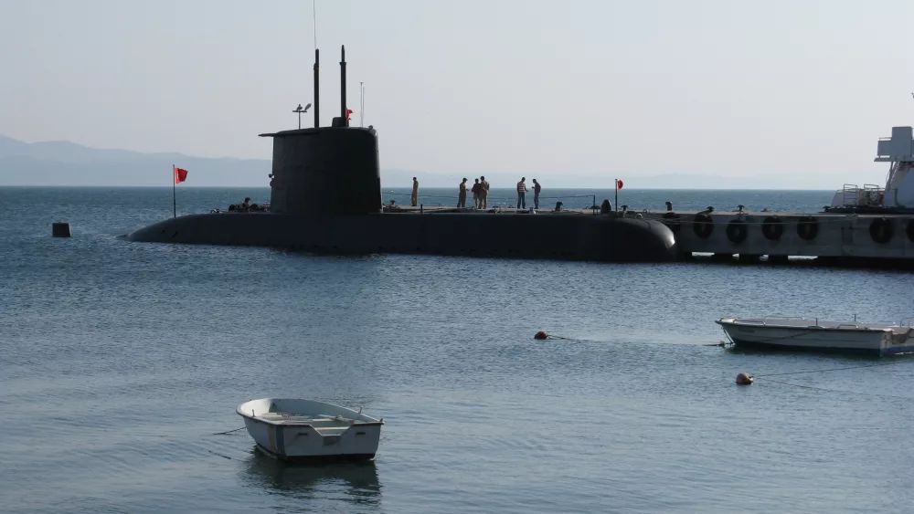 submarine-on-the-port-waiting-2024-05-27-00-39-33-utc