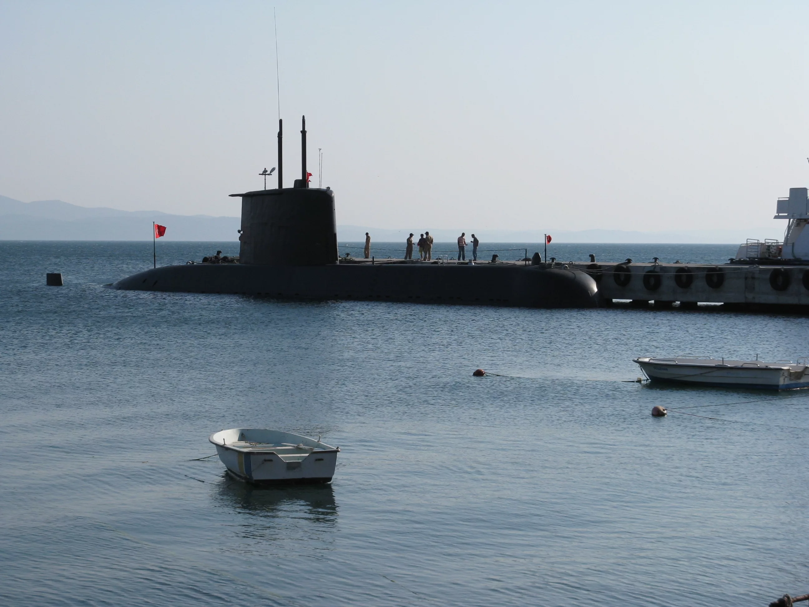 submarine-on-the-port-waiting-2024-05-27-00-39-33-utc