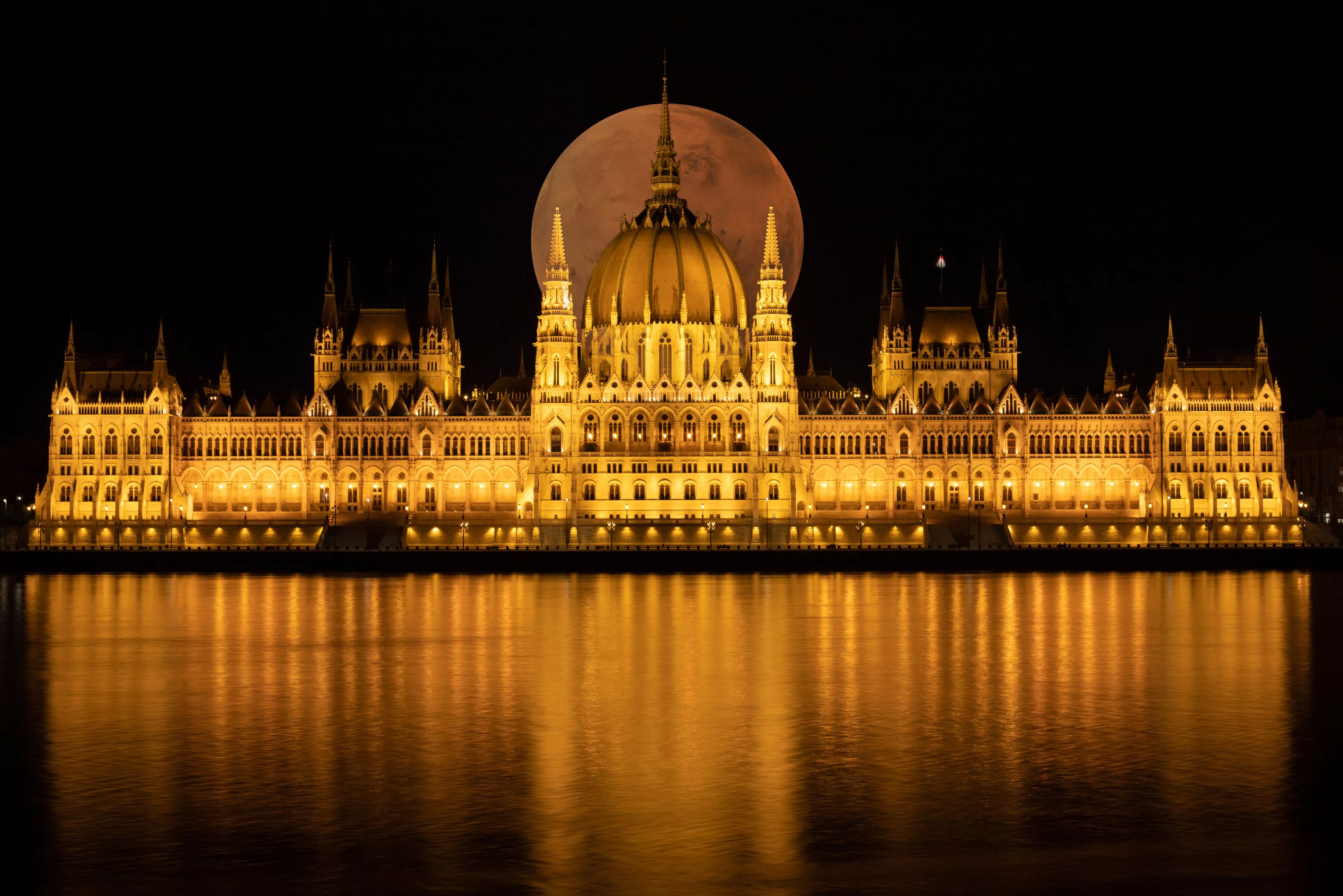 hungarian-parliament-building-seen-at-night-with-full-moon