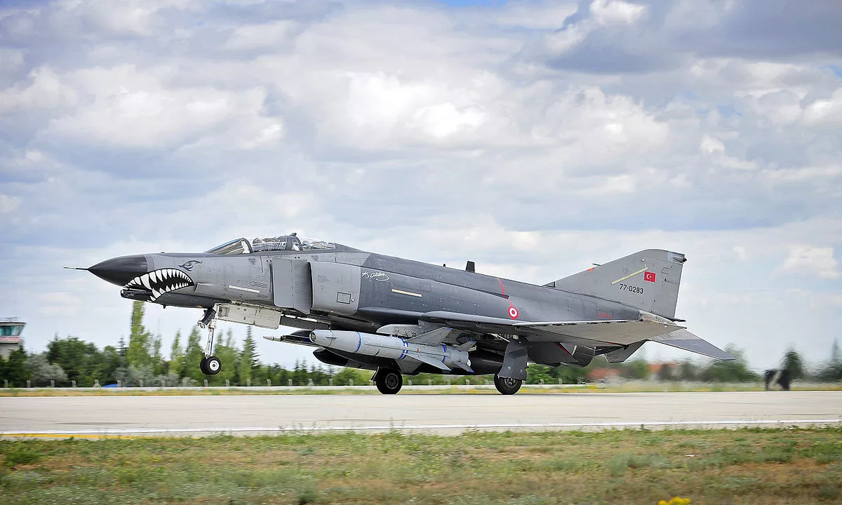 1200px-turkish_air_force_f4e_phantom_ii_mod_45157794