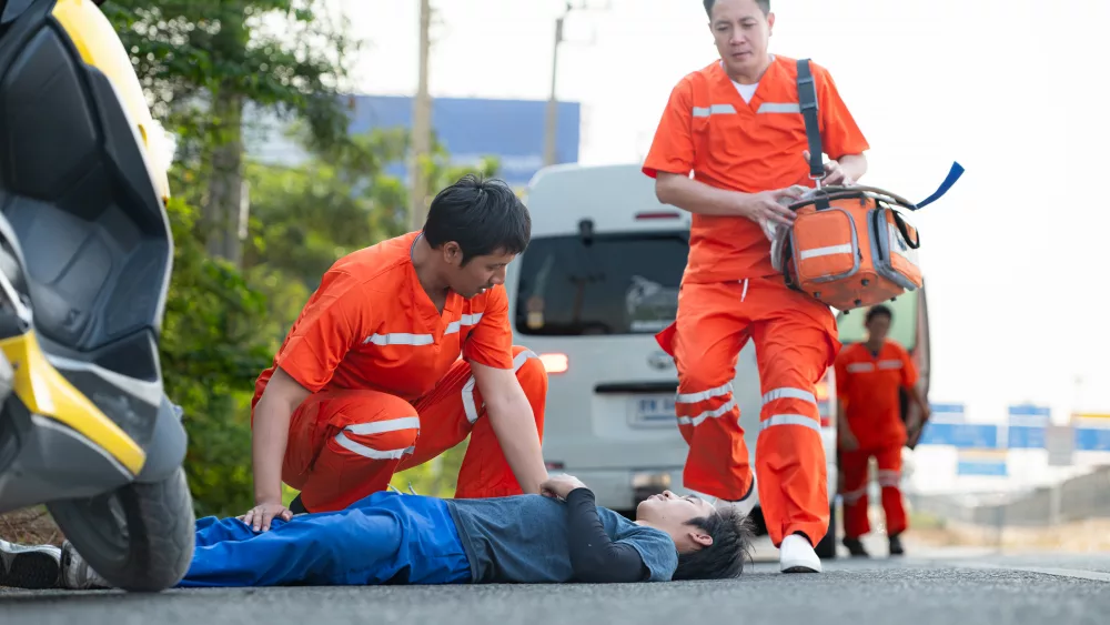 the-paramedic-is-assisting-an-injured-man-in-an-emergency-situa